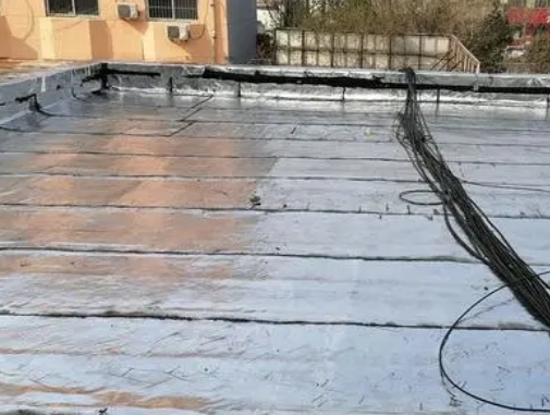 嘉定卫生间漏水维修公司分享下嘉定屋面楼顶防水刚性防水层施工要点。